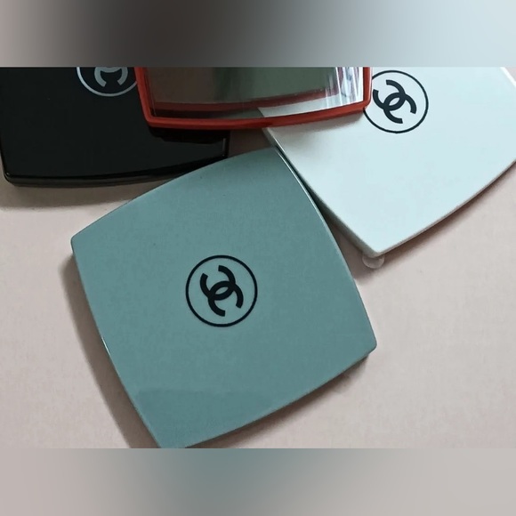 CHANEL DUAL COMPACT MIRROR - LIMITED STOCK SAGE GREEN WITH BOX/VELVET DUSTBAG - Picture 3 of 15